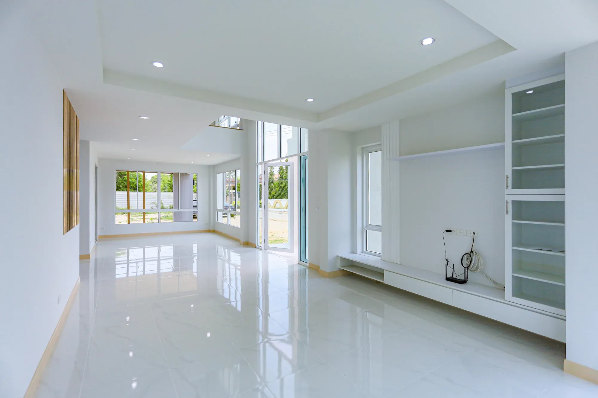 ห้องนั่งเล่นพร้อมชุด built-in ตลอดผนัง