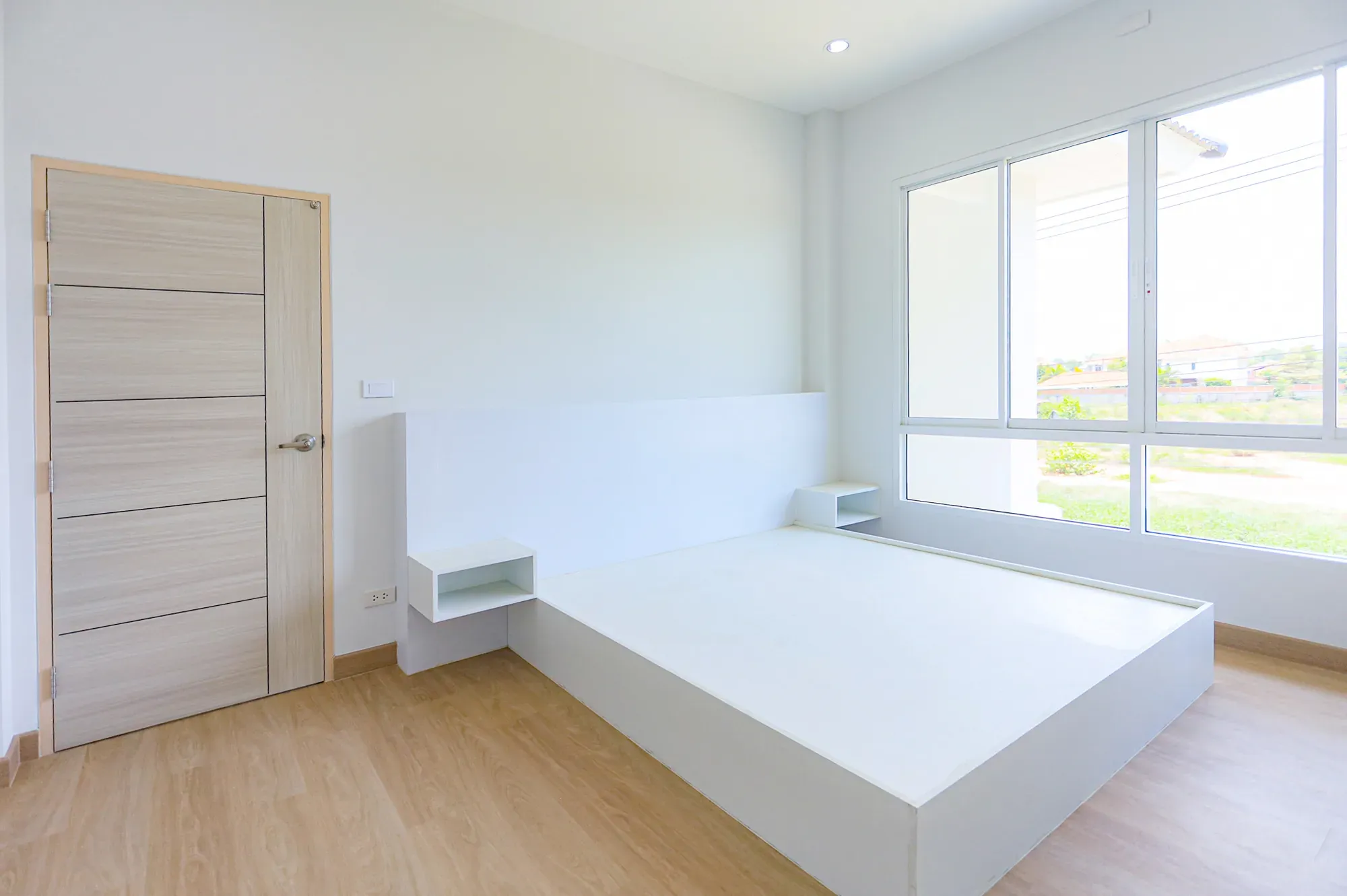 ฐานเตียง built-in พร้อมช่องแสงด้านข้าง