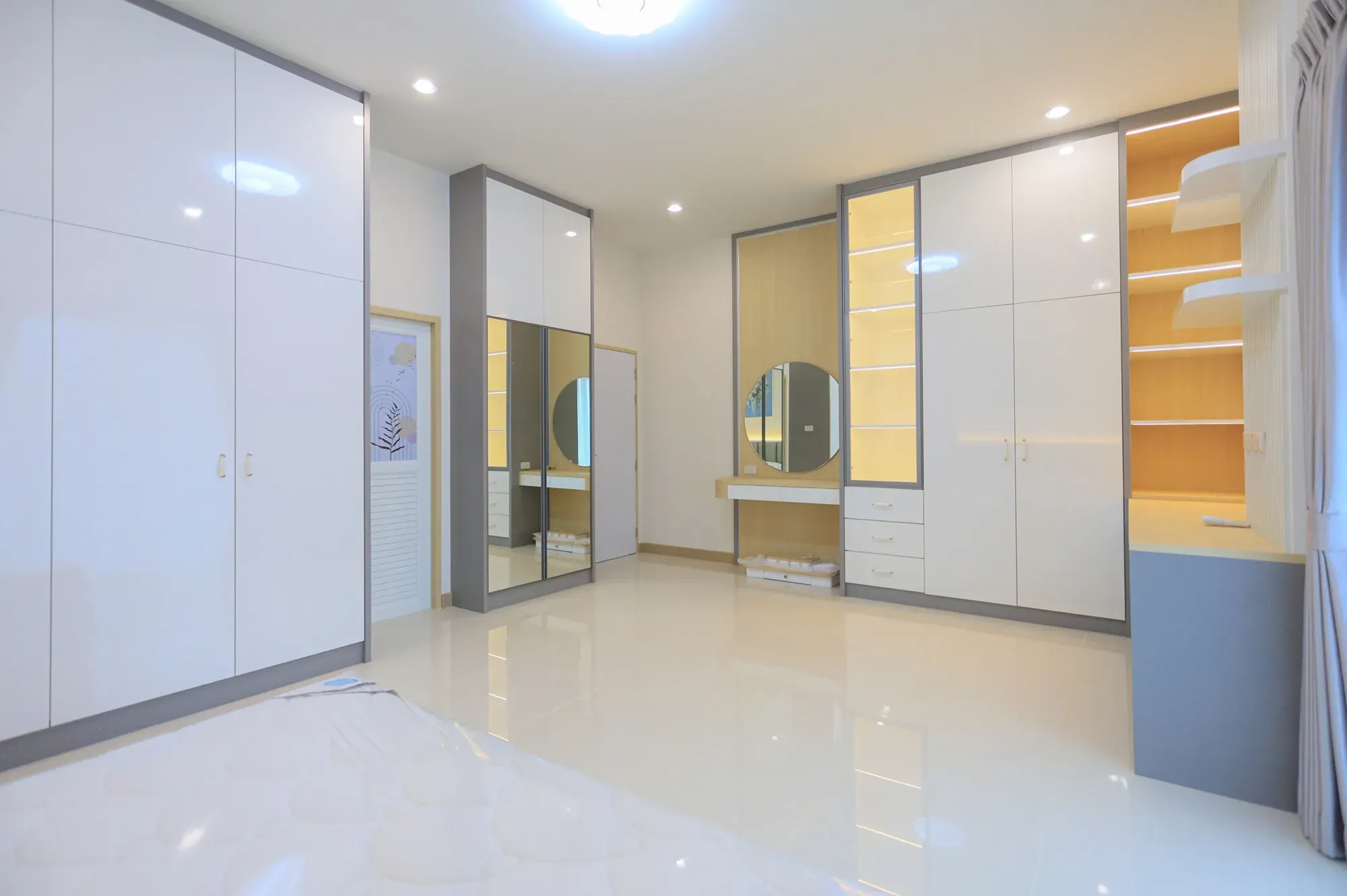ชุด built-in เต็มผนังห้องนอน