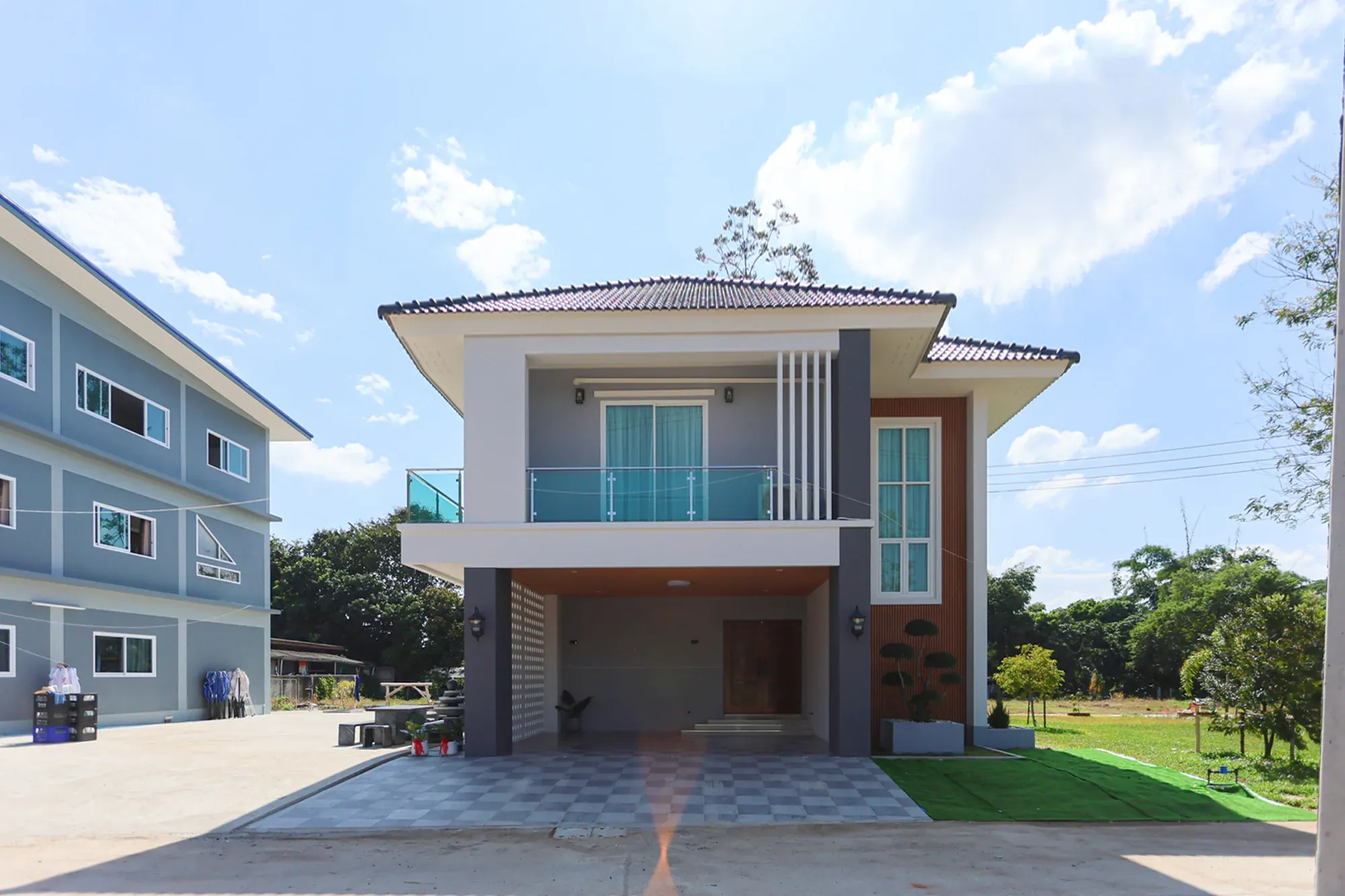 ด้านหน้าบ้านสองชั้น มองตรงจากลานจอดรถ