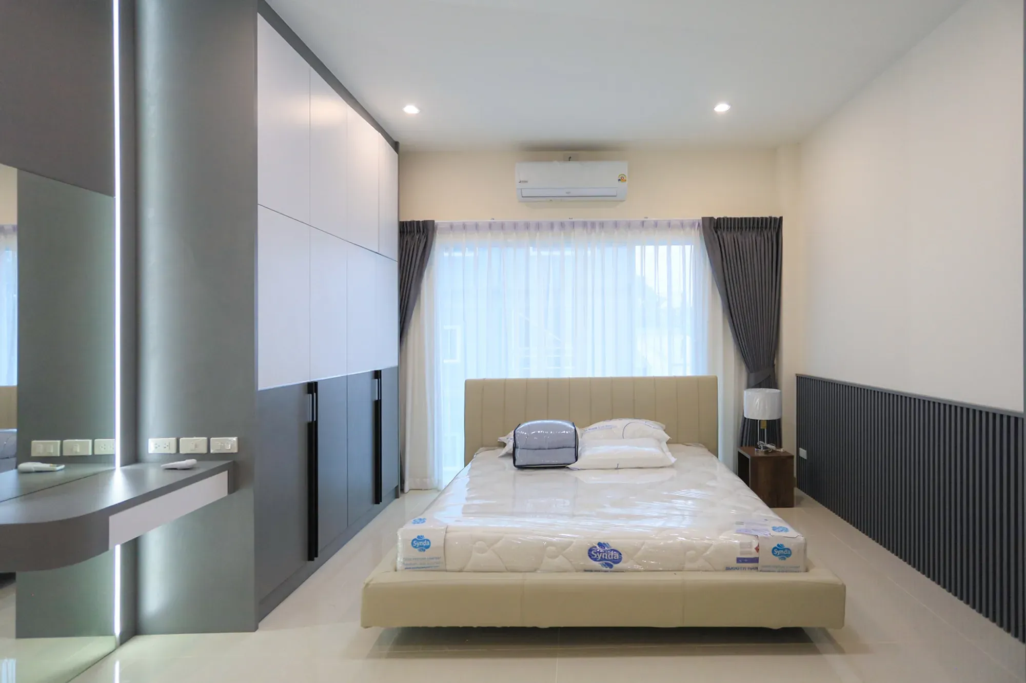 ห้องนอนจัดวางสมมาตร