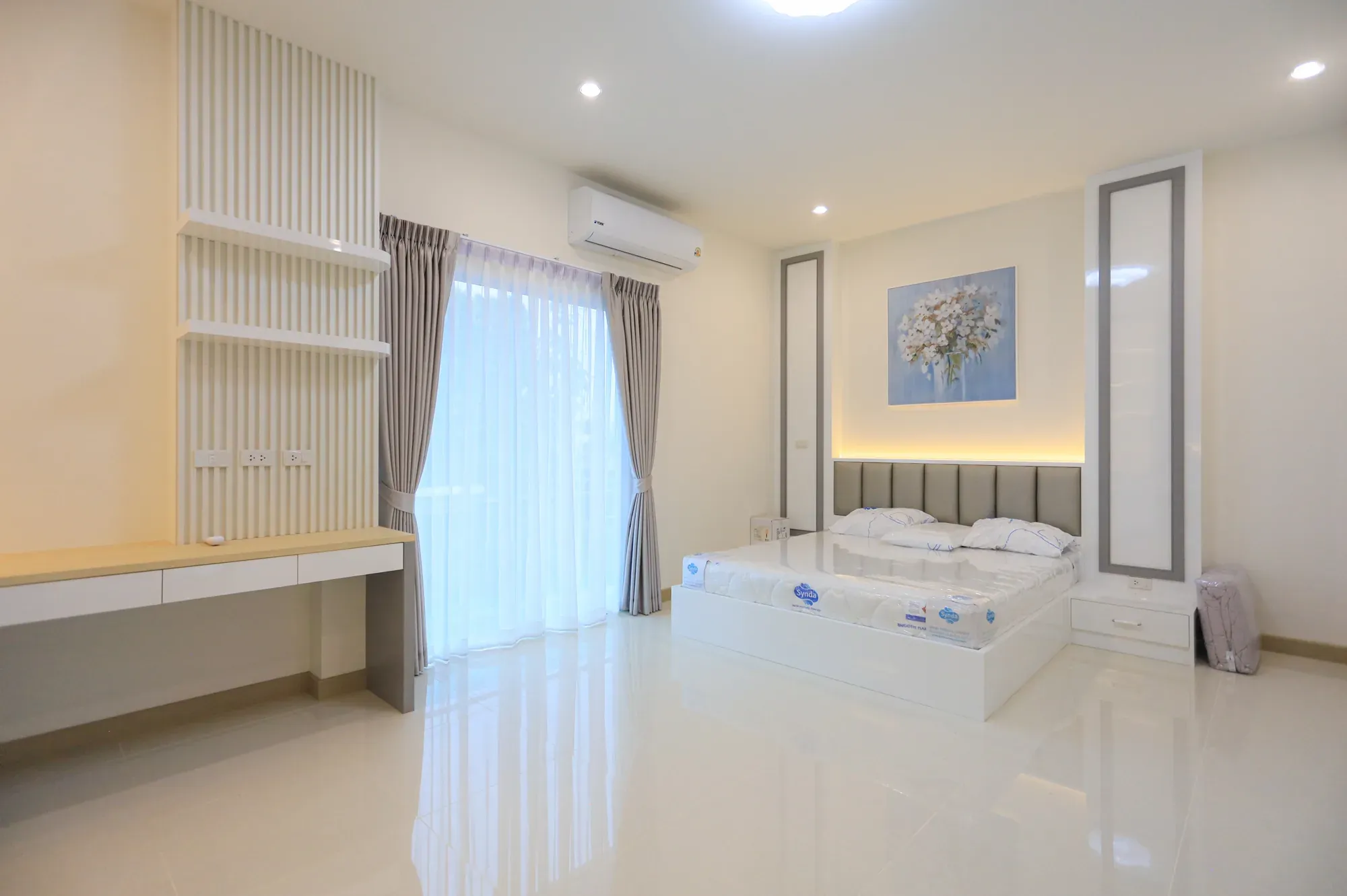 หัวเตียงพร้อมไฟซ่อนด้านหลัง