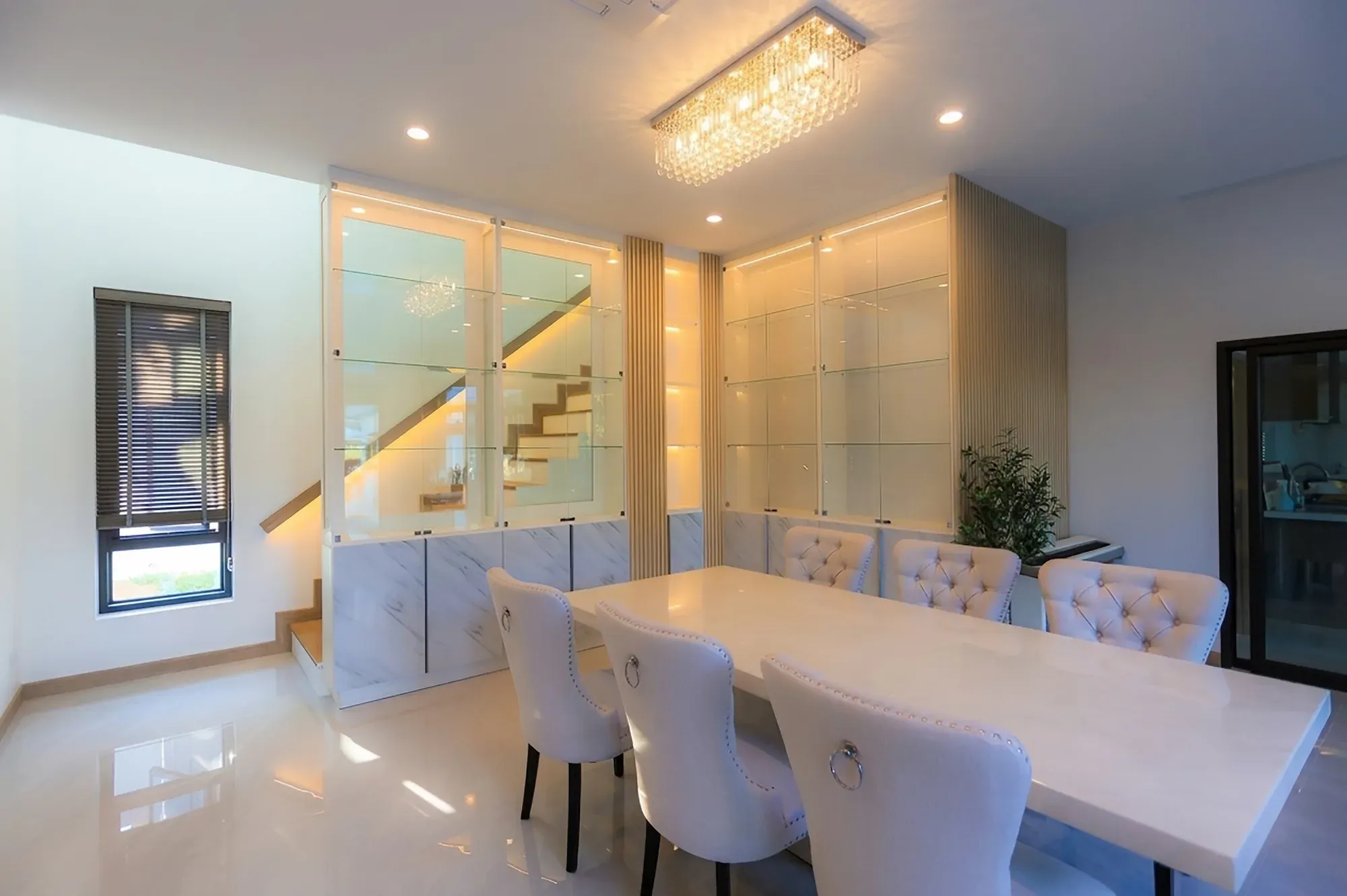 ห้องรับประทานอาหารพร้อมโคมระย้า